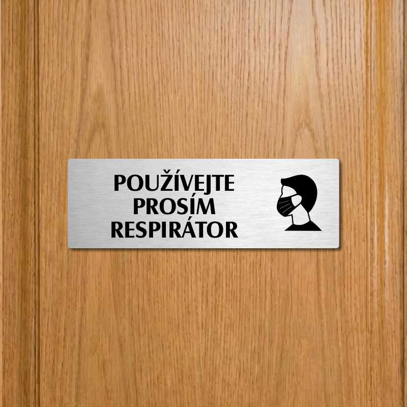 Použijte prosím respirátor, 240x79mm, stříbrná popiska s okrasným rámečkem  